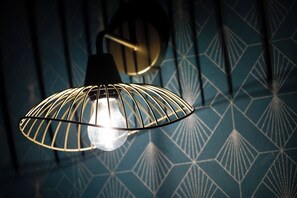Un luminaire suspendu doté d’un design géométrique en fil métallique.