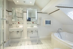 Superior Twin kamer | Badkamer | Een regendouche, gratis toiletartikelen, een haardroger, handdoeken