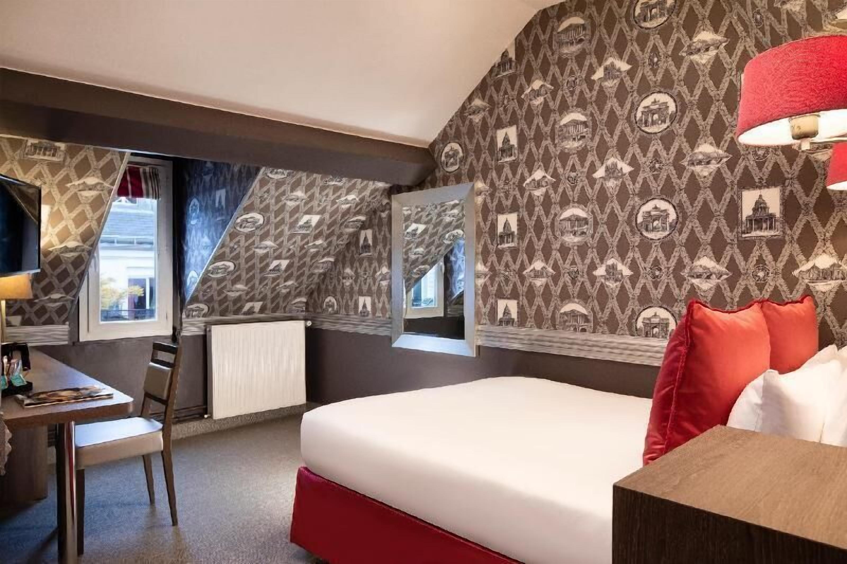 Hochwertige Bettwaren, Zimmersafe, Schreibtisch