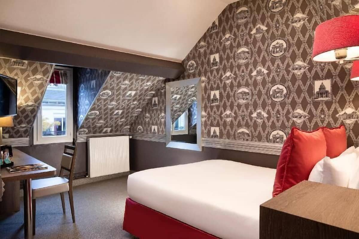 Premium bedding, in-room safe, desk, laptop workspace