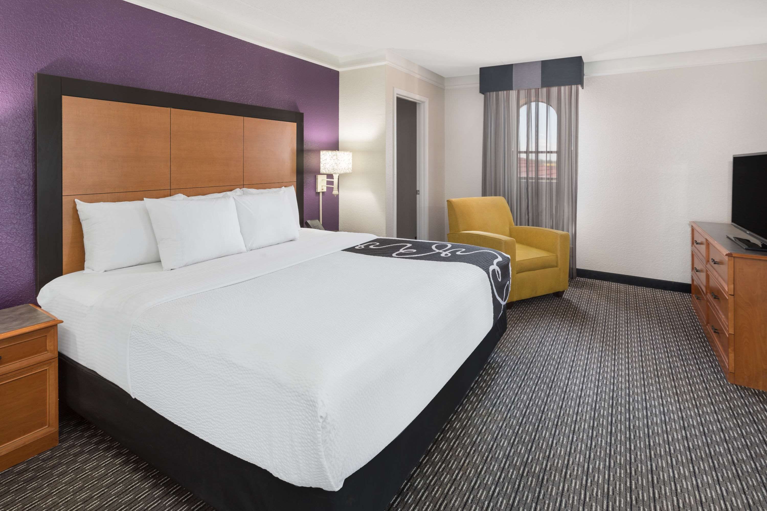 高档床上用品、办公桌、熨斗/熨衣板、免费婴儿床