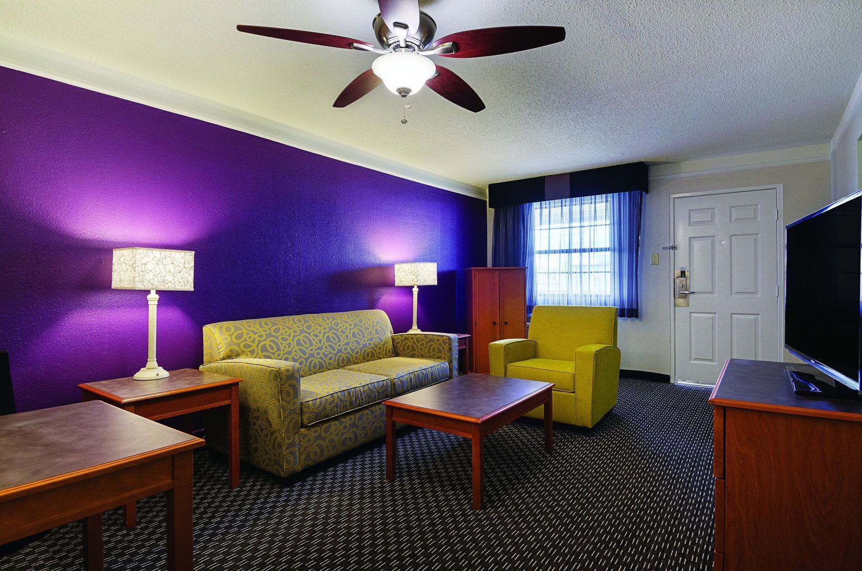 Living area | 37-inch flat-screen TV with cable channels, TV
