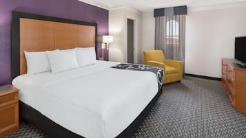 Biancheria da letto di alta qualità, una scrivania, ferro/asse da stiro