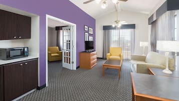 Suite, non fumatori (Microwave & Refrigerator) | Biancheria da letto di alta qualità, una scrivania, ferro/asse da stiro