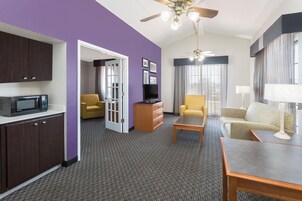 Suite, Non Smoking (Microwave & Refrigerator) | Premium bedding, desk, iron/ironing board, free cribs/infant beds