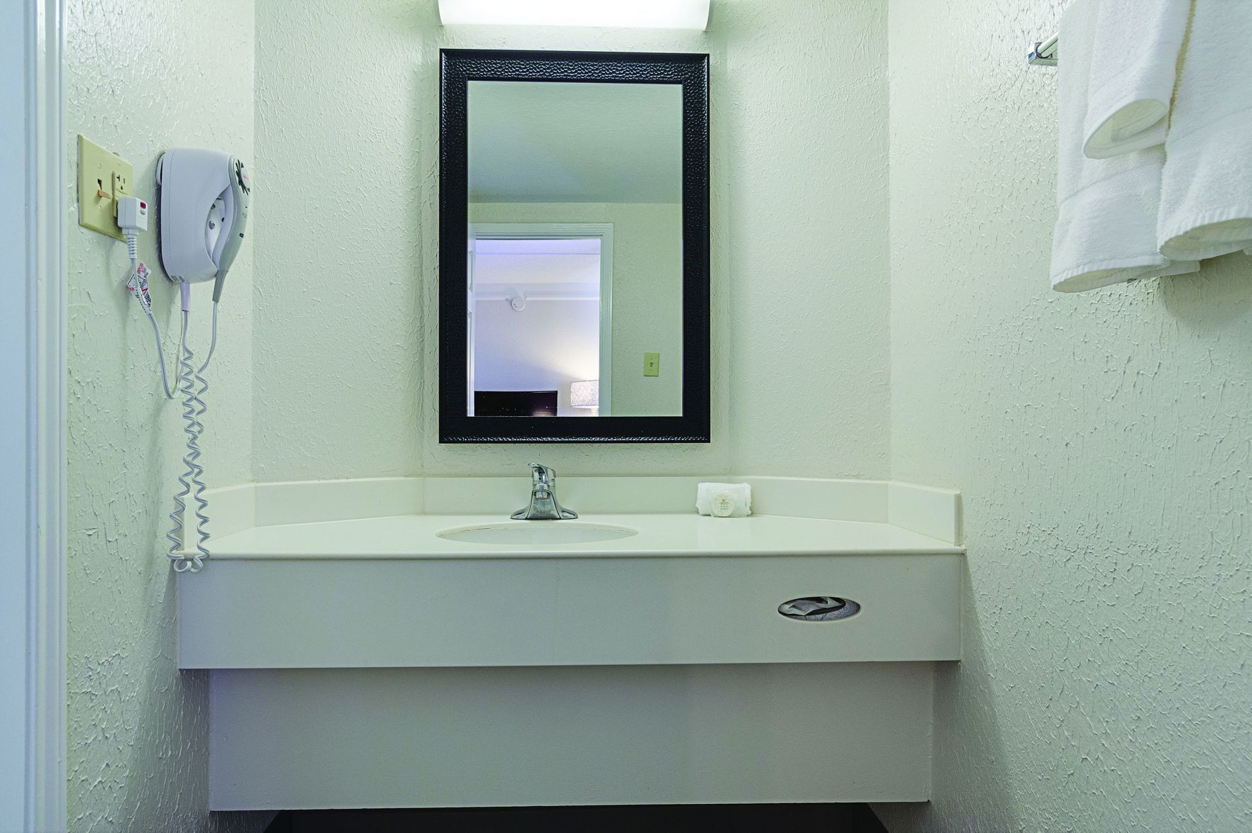 Badkamer | Een bad/douchecombinatie, gratis toiletartikelen, een haardroger