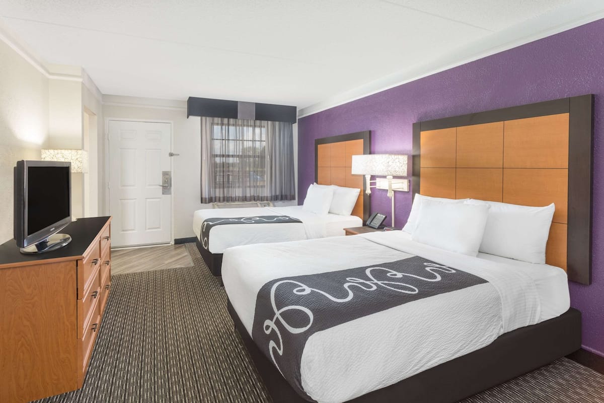 Biancheria da letto di alta qualità, una scrivania, ferro/asse da stiro