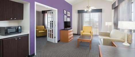 Premium bedding, desk, iron/ironing board, free cribs/infant beds