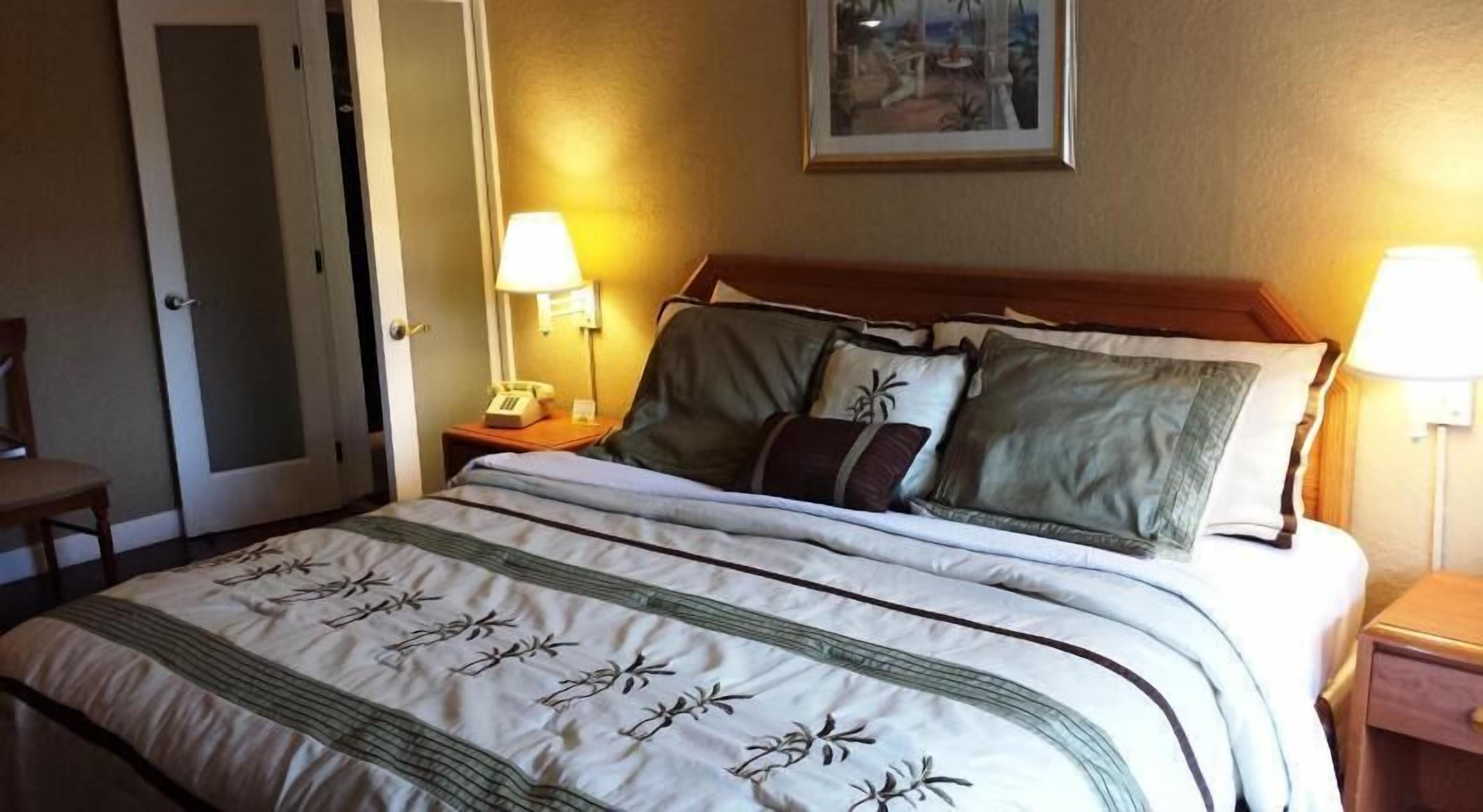 Cortinas opacas, tabla de planchar con plancha, wifi gratis