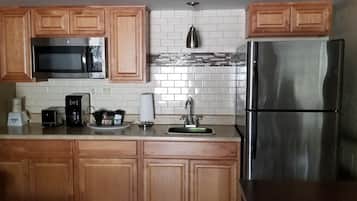 Studio Suite, Multiple Beds, Non Smoking | Private kitchen