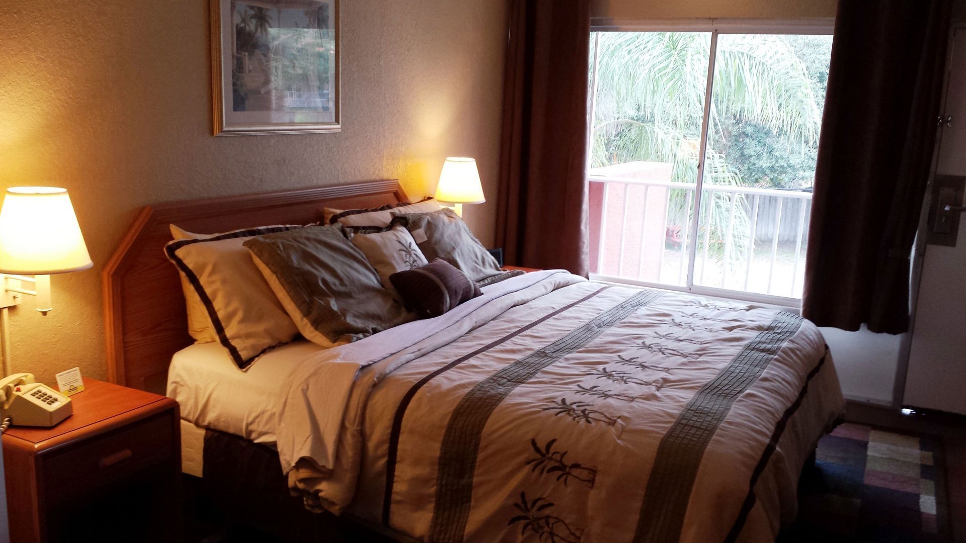 Cortinas opacas, tabla de planchar con plancha, wifi gratis