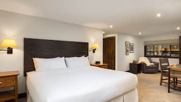 Signature Condo, Fireplace (Montaneros 402) | Peti besi dalam bilik, dihias secara berasingan