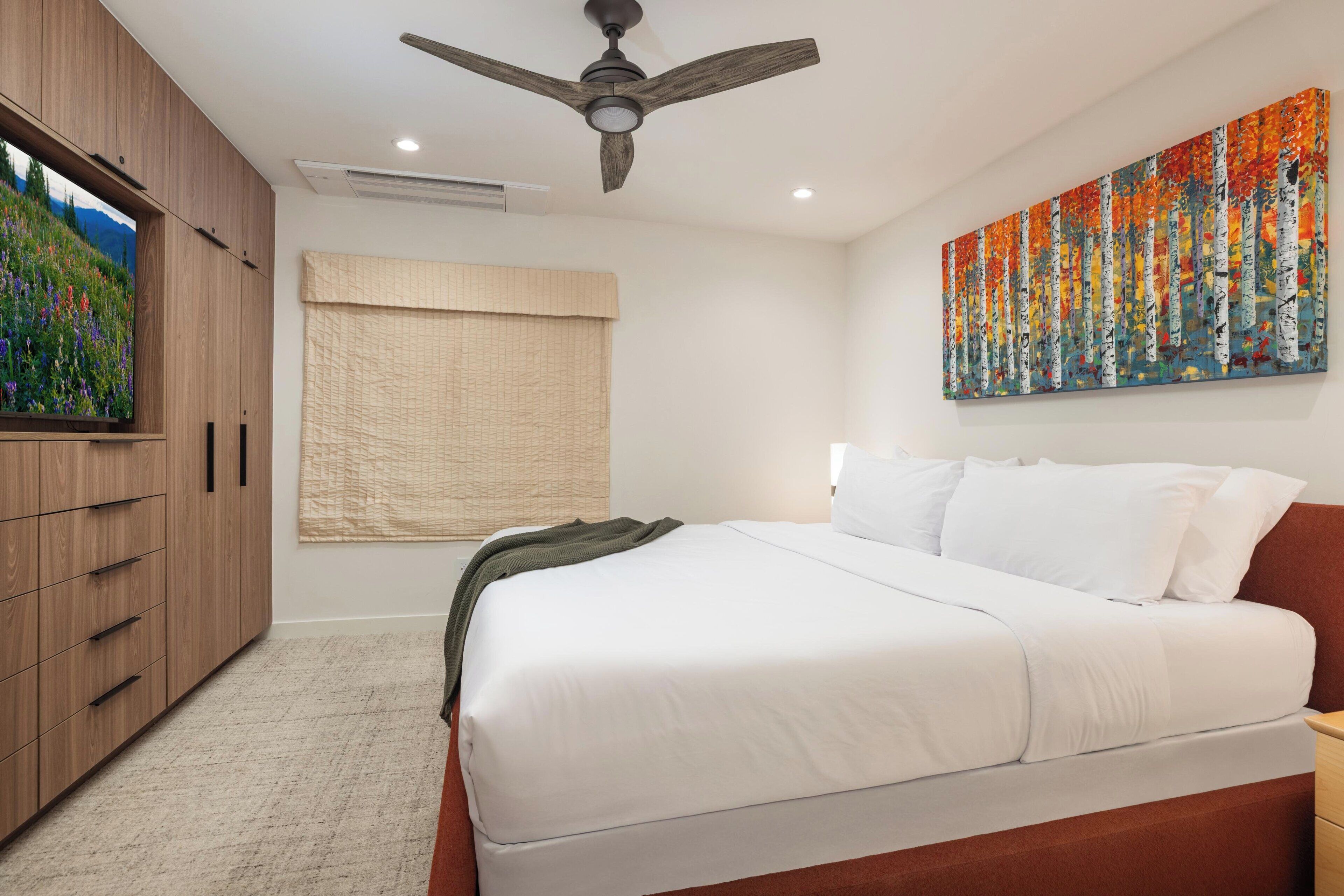 خزنة داخل الغرفة وبديكورات فريدة لكل غرفة وطراز فريد لكل وحدة