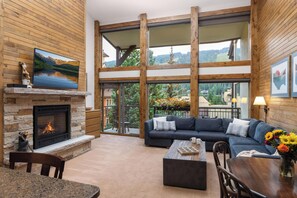 Condo (2 Bath with Loft, Platinum) | Living area