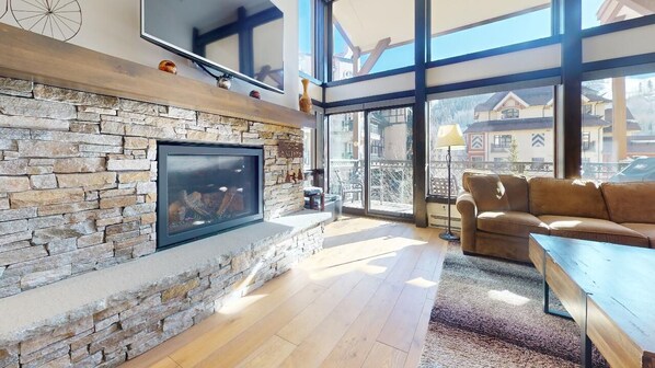 콘도, 침실 4개 (3 bath, Diamond) | 거실 공간 | TV, 벽난로