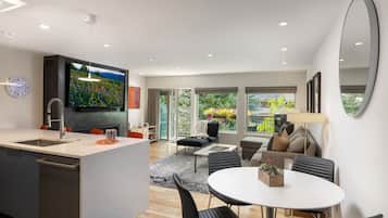Signature Condo, Air conditioning (Montaneros 214) | In-room safe, individually decorated, individually furnished