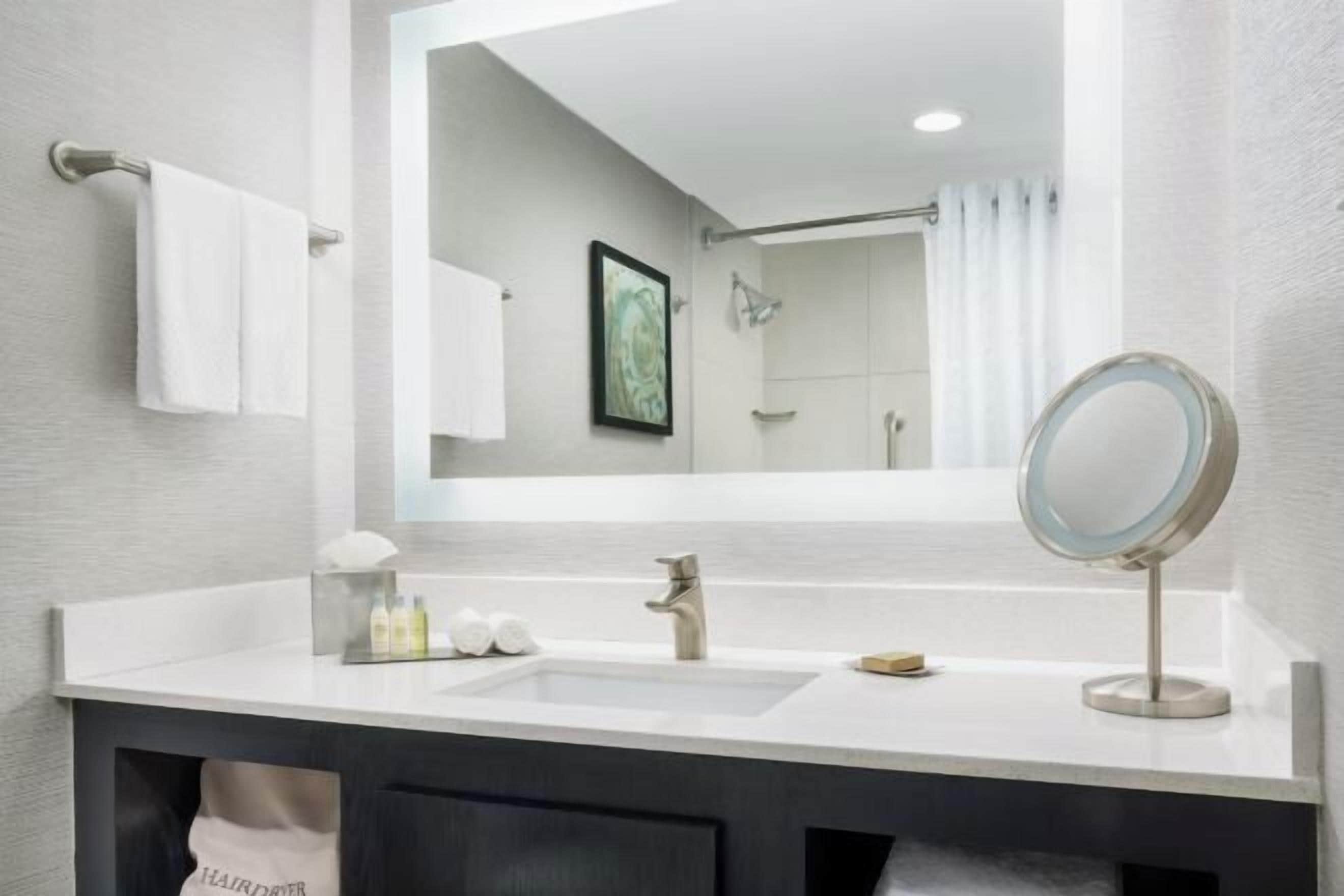 Amenidades de baño gratuitas, secadora de cabello, toallas 