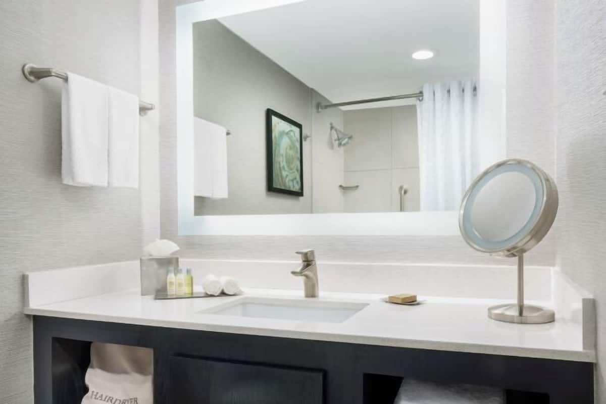 Amenidades de baño gratuitas, secadora de cabello, toallas