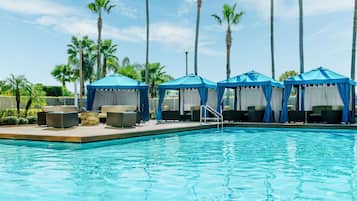 Udendørs pool, parasoller, liggestole