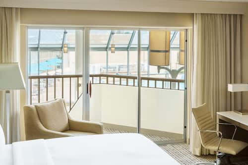 Roupas de cama premium, cofres nos quartos, cortinas blackout