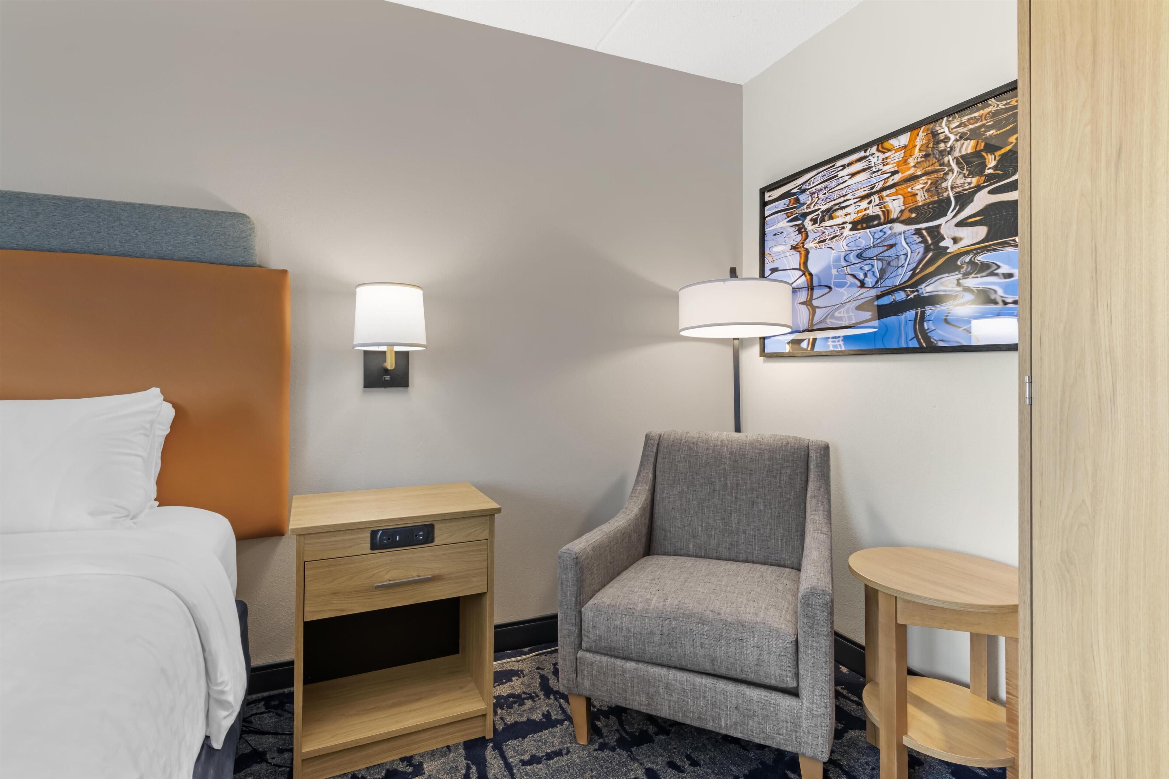 Standard Room, 1 Queen Bed, Non Smoking, Refrigerator & Microwave | Hypo-allergenic bedding available, pillowtop beds, desk