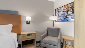 Standard Room, 1 Queen Bed, Non Smoking, Refrigerator & Microwave | Hypo-allergenic bedding available, pillowtop beds, desk