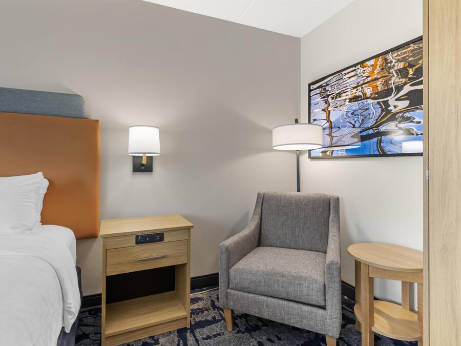 Standard Room, 1 Queen Bed, Non Smoking, Refrigerator & Microwave | Hypo-allergenic bedding available, pillowtop beds, desk