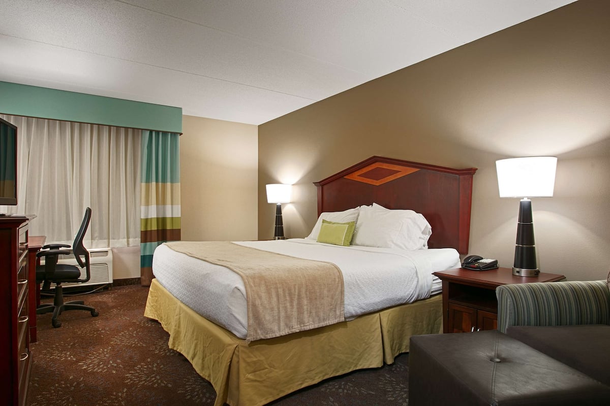 hypo-allergenic bedding, pillow-top beds, desk, iron/ironing board