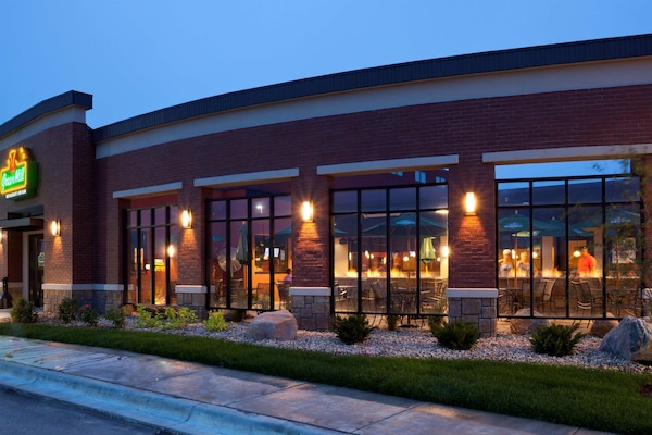 2 restaurants; breakfast, lunch, and dinner served