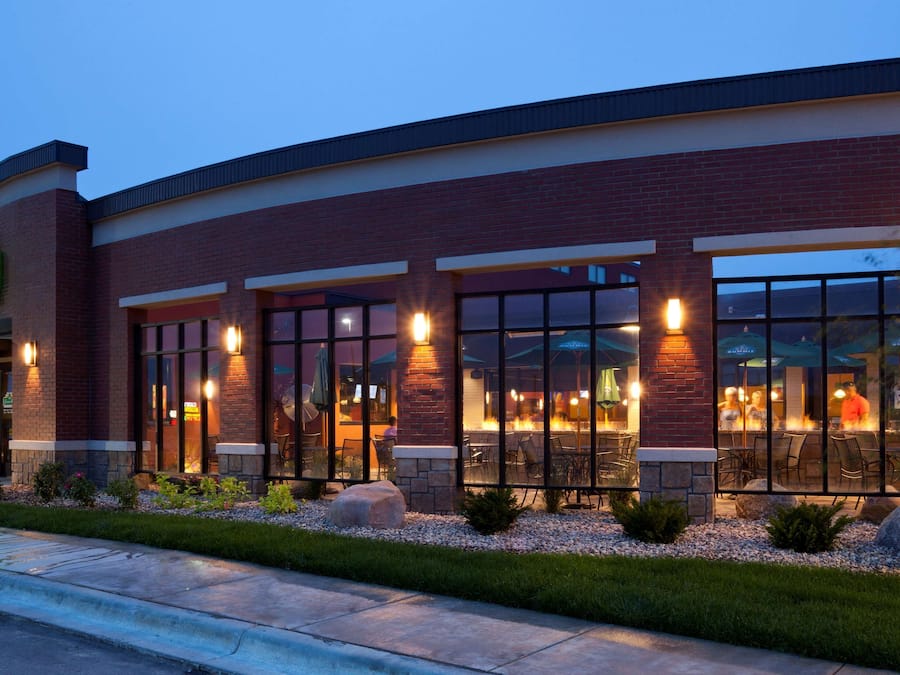 2 restaurants, breakfast served