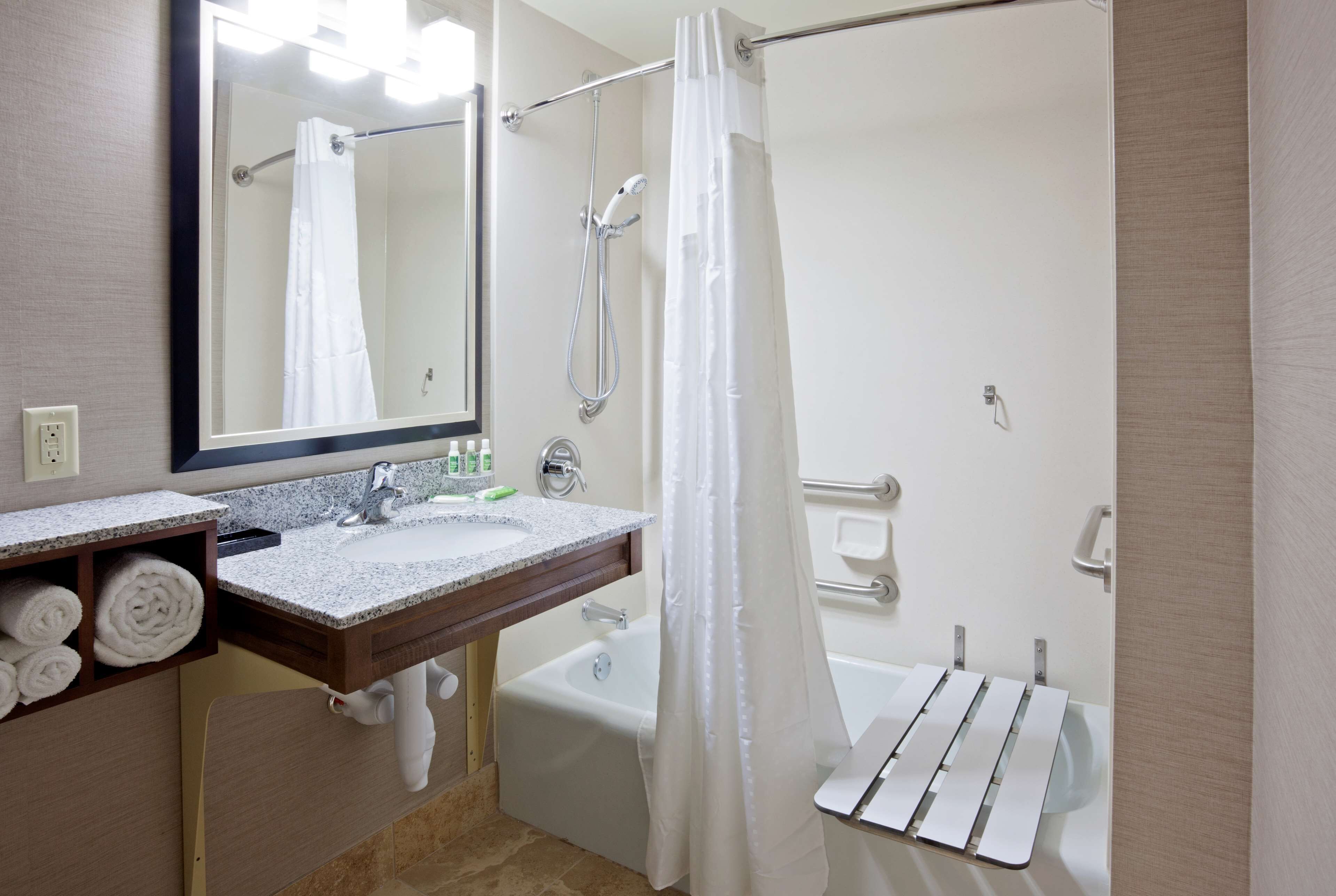 combined shower/bathtub, free toiletries, hair dryer, towels