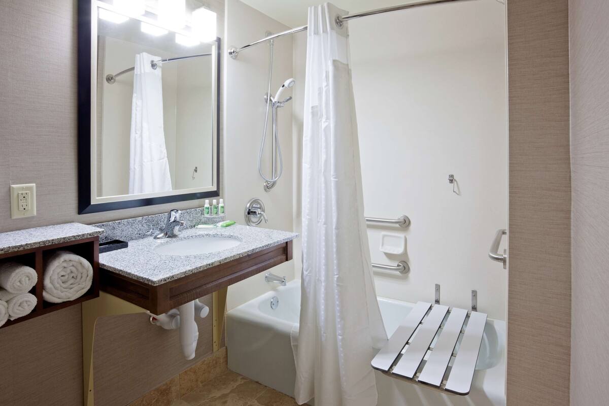 combined shower/bathtub, free toiletries, hair dryer, towels
