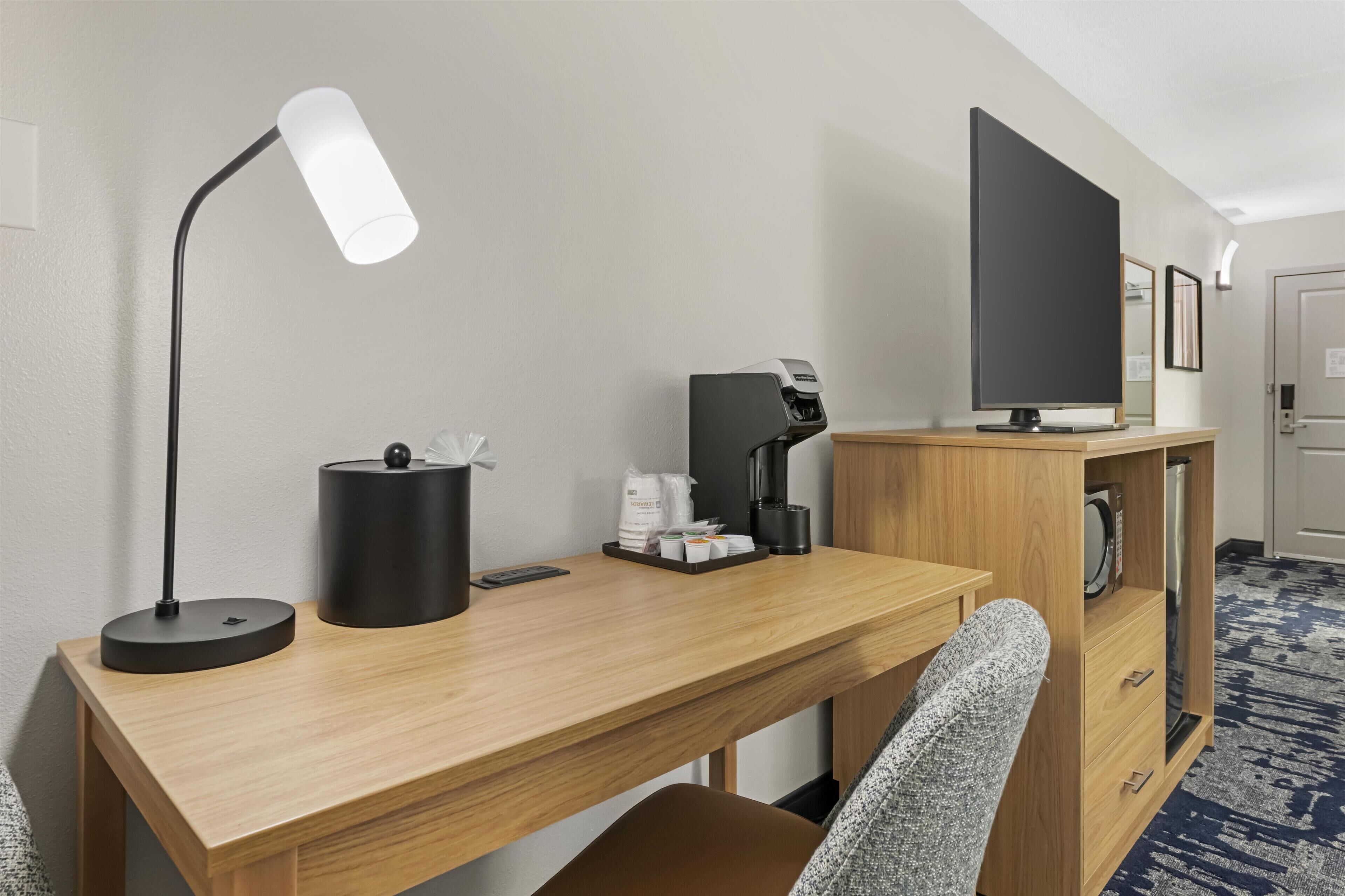 スタンダード ルーム クイーンベッド 2 台 冷蔵庫 & 電子レンジ プールビュー | 低刺激性寝具、ピロートップベッド、デスク、アイロン / アイロン台