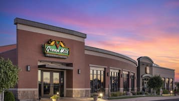 2 restaurants; breakfast, lunch, and dinner served