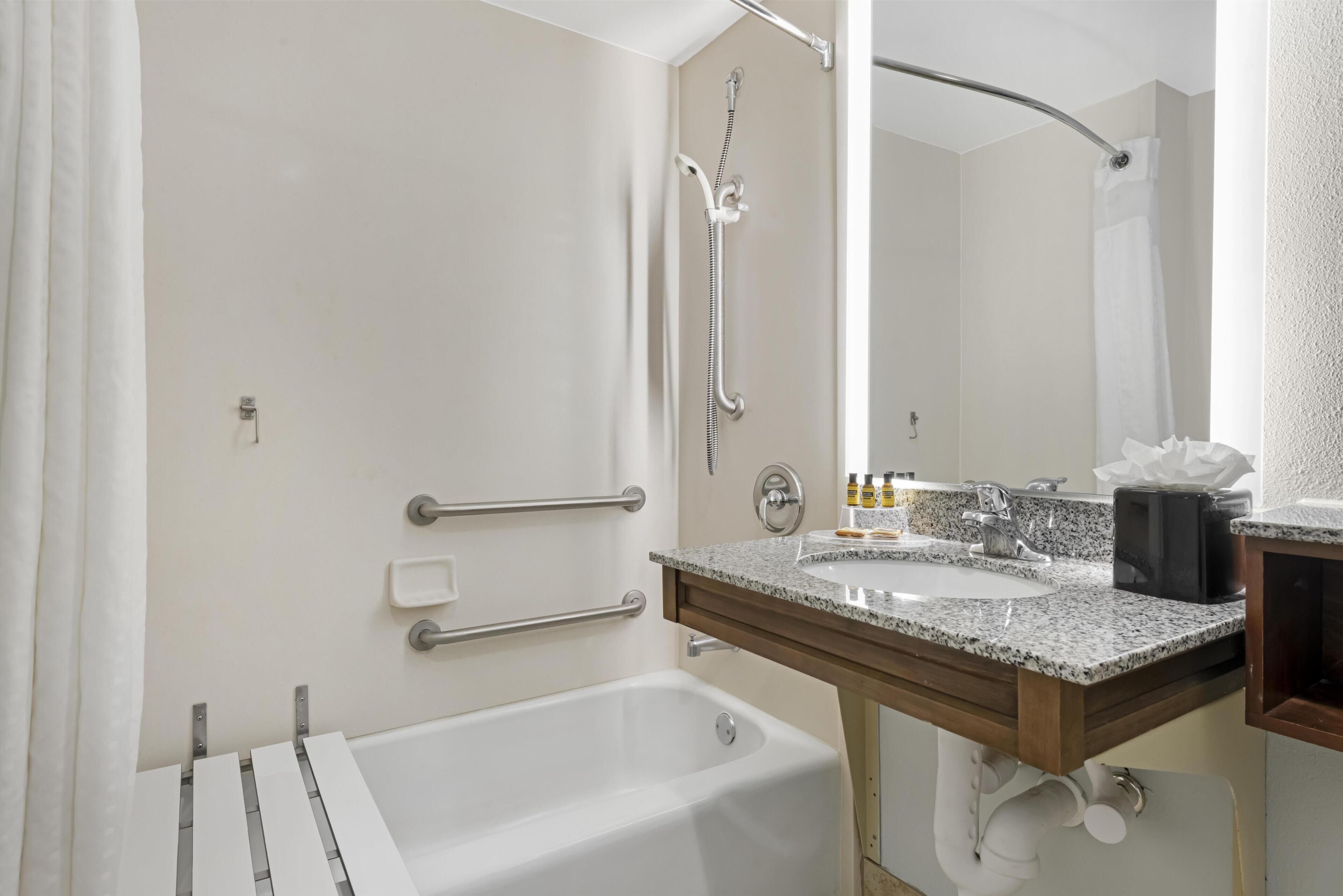 Quarto standard, 1 cama King, acessível, geladeira e micro-ondas | Banheiro | Chuveiro/banheira combinados, produtos de toalete grátis