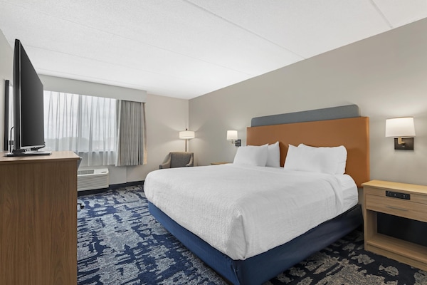 Hypo-allergenic bedding available, pillowtop beds, desk