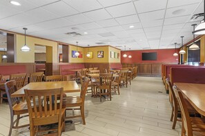 2 restaurants; breakfast, lunch and dinner served  - Best Western Plus Willmar (Willmar)