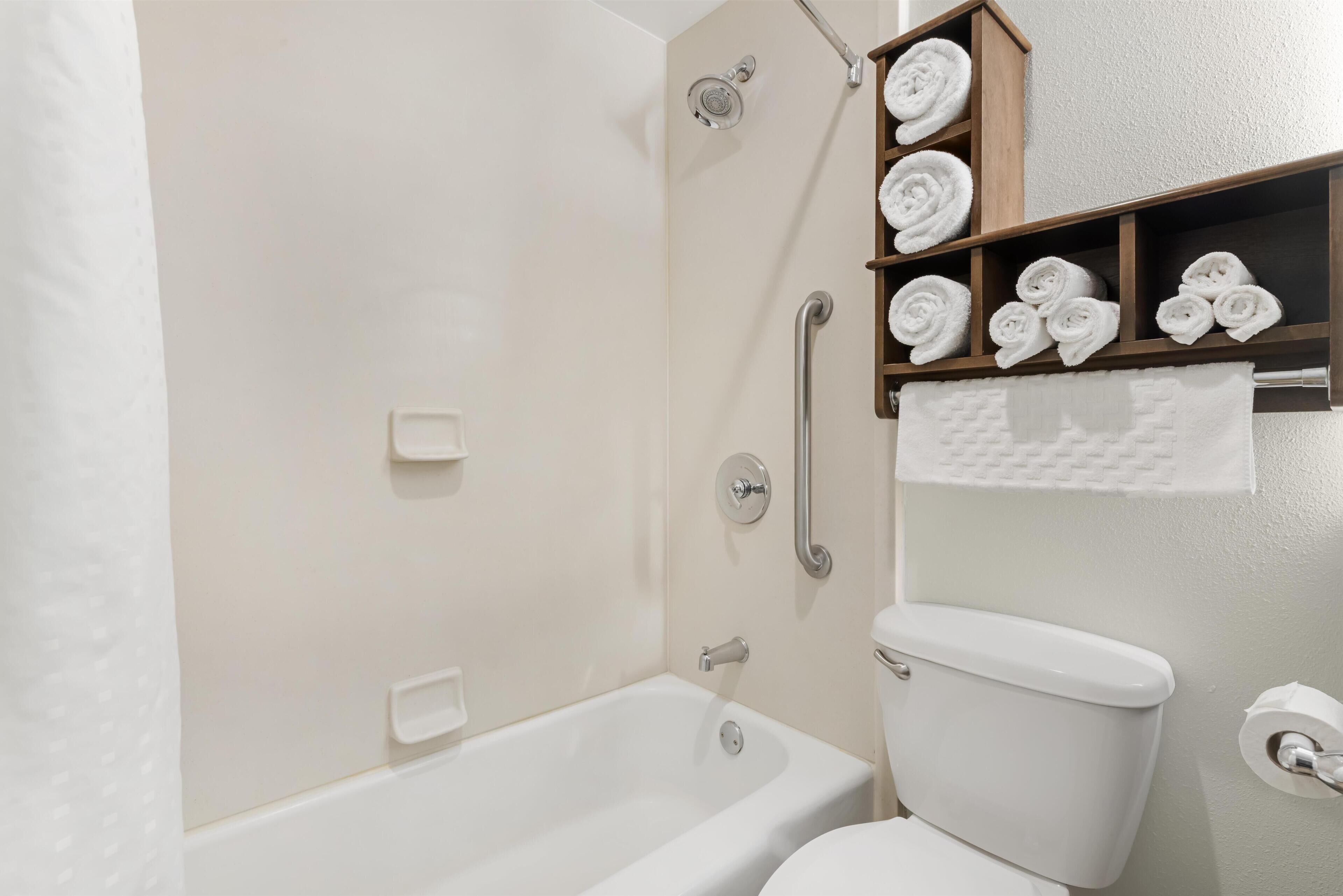 Standard Room, 2 Queen Beds, Refrigerator & Microwave, Pool View | Bathroom