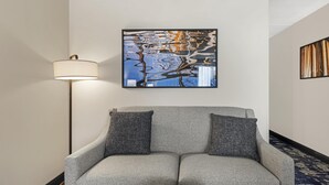 Habitación estándar, 1 cama King size, para no fumadores, refrigerador y microondas (with Sofabed) | Ropa de cama hipoalergénica, camas con pillow-top y escritorio 