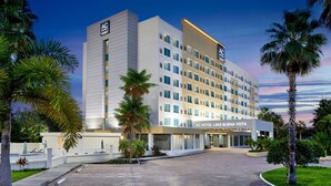 A modern hotel with a flat facade, multiple floors, and a prominent signage for "AC HOTEL LAKE BUENA VISTA". - AC Hotel by Marriott Orlando Lake Buena Vista (Orlando)