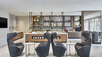 Frigorífico pequeño, microondas en la zona común y cafetera o tetera