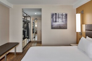Premium bedding, in-room safe, desk, laptop workspace - AC Hotel by Marriott Orlando Lake Buena Vista (Orlando)
