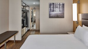 Ropa de cama de alta calidad y caja de seguridad en la habitación