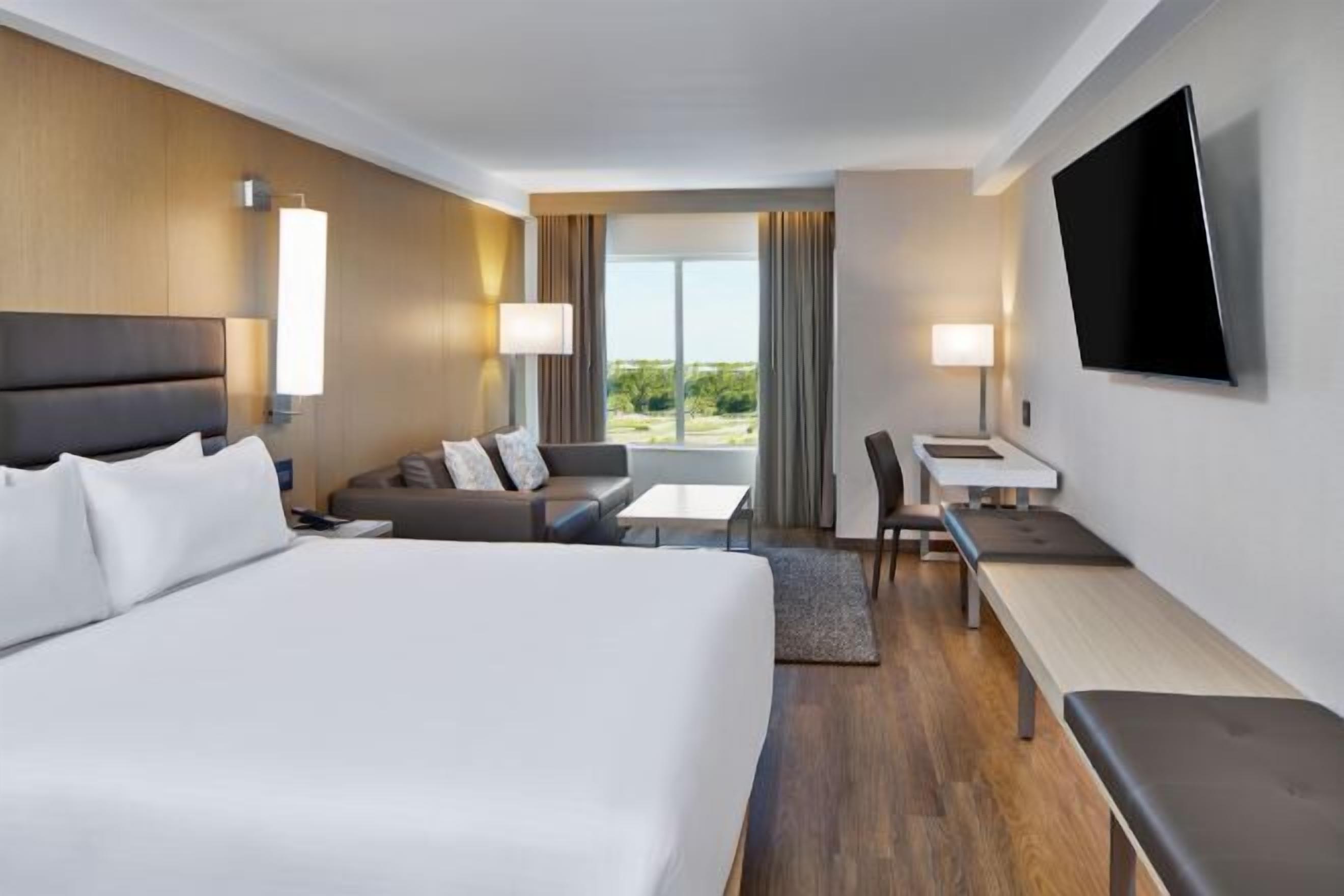 Luxe beddengoed, een kluis op de kamer, een bureau, een laptopwerkplek