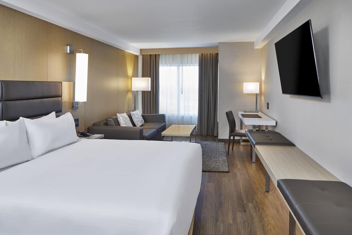 Premium bedding, in-room safe, desk, laptop workspace