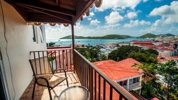 Habitación superior, 1 cama de matrimonio, baño privado, vistas al puerto | Vistas desde la habitación