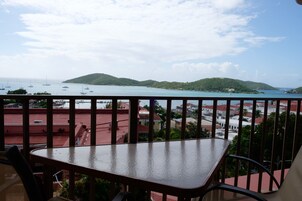 Habitación superior, 1 cama de matrimonio, baño privado, vistas al puerto | Vistas del balcón