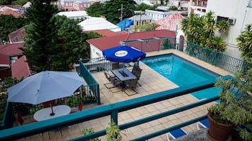 Piscine extérieure, chaises longues