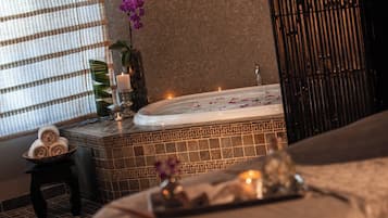 Salas de tratamiento para parejas, sauna y tina de hidromasaje