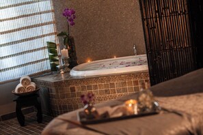 Salas de tratamiento para parejas, sauna y tina de hidromasaje 
